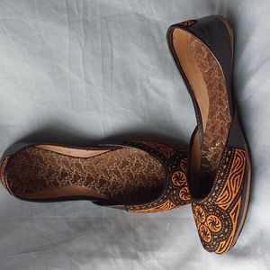 EMBROIDERED orange and brown leather flats, size 7